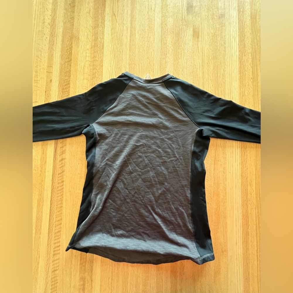 Long sleeve under armor shirt. Size SM